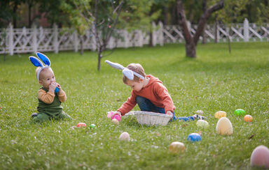 Caça aos ovos da Páscoa com crianças em espaço exterior