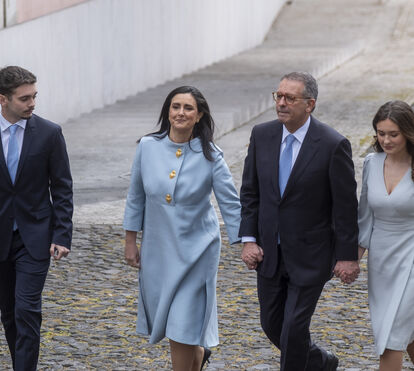 A polémica que está a manchar a escolha do vestido da primeira-dama Margarida Maldonado Freitas na tomada de posse do marido, António José Seguro