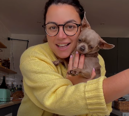 Mas quem é que resiste a esta fofura? Ana Guiomar partilha o primeiro banho da sua Chiuahua... que cabe no lavatório