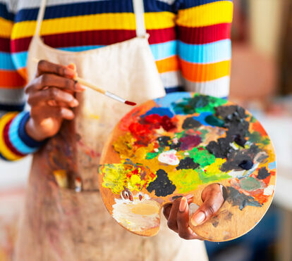 Criar como terapia: tricot, pintura, barro e as artes que nos conectam com a essência