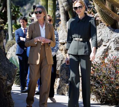 Controlo de danos? Charlene e Carolina do Mónaco tentam contrariar rumores de atritos, trocando sorrisos e olhares cúmplices em evento primaveril 