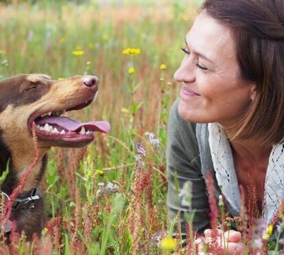 Fátima Lopes e o seu cão, Brownie, brilham juntos em nova campanha publicitárias... e já estão a derreter os fãs!