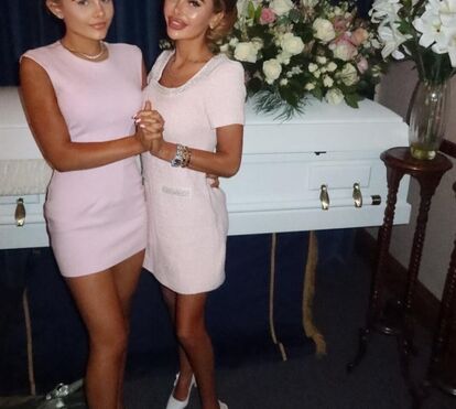 Influenciadora arrasada depois de posar em frente ao caixão da filha de 16 anos e publicar tudo nas redes sociais