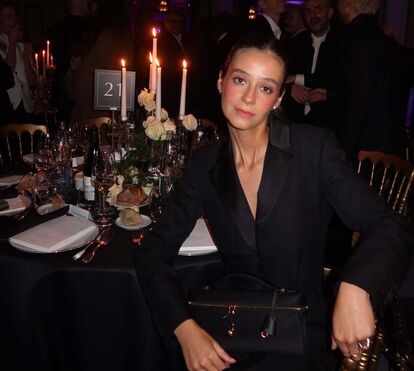 Victoria Federica exibe acessório muto especial alusivo à princesa Diana, em evento da alta sociedade em Paris