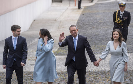 António José Seguro toma posse com a família, vestidos em tons de azul