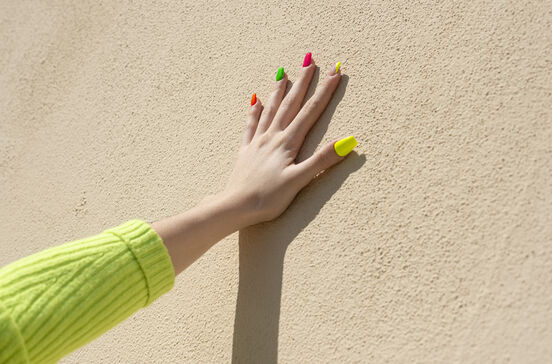 Cores vibrantes nas unhas ditam tendências da primavera.

