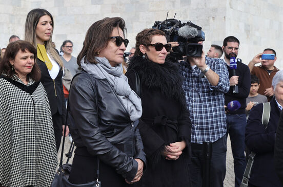 A viúva, Cristina Ferreira de Almeida, ao lado das três filhas de Lobo Antunes