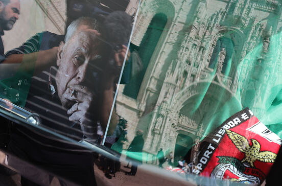 Cerimónias fúnebres de António Lobo Antunes nos Jerónimos antecedem o funeral em Benfica