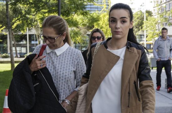 Luíza Abreu com a mãe Maria Ludovina Abreu à chegada ao tribunal