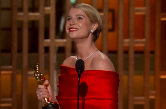 Jessie Buckley dedica Óscar de Melhor Atriz “ao belo caos do coração de uma mãe”