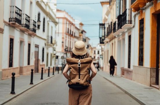 Mochila de viagem compacta e prática numa rua pitoresca da cidade