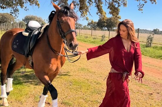 Rita Pereira festeja aniversário no Alentejo com cavalos e natureza.
