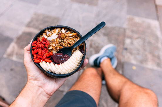 Taça de açaí com granola, banana e goji berries para uma dieta equilibrada