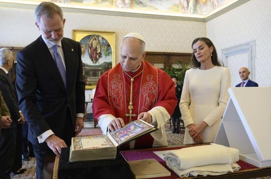 Reis de Espanha, Felipe VI e Letizia, visitam o Papa Leão XIV no Vaticano