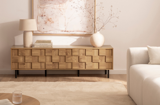 Dicas para um lar confortável: livros, velas e móveis de madeira criam um ambiente acolhedor