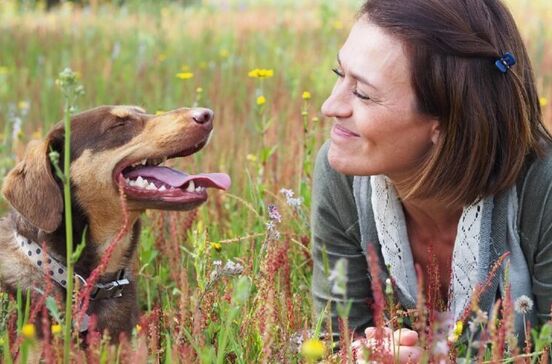 Uma estrela! Fátima Lopes aparece ao lado do seu Brownie, em nova campanha