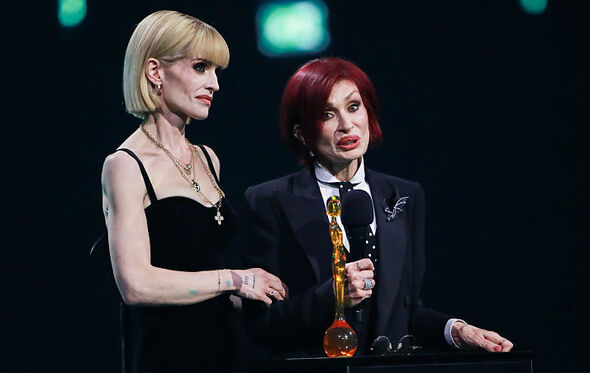 Kelly Osbourne e a mãe, Sharon Osbourne, no dia 28 de fevereiro nos BRIT Awards