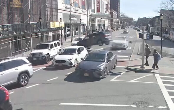 Carro descontrolado embate contra andaimes em movimentada rua de Nova Iorque