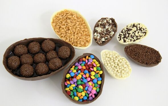 Ovos da Páscoa recheados com brigadeiro, confetis e outros doces