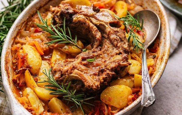Almoço de Páscoa com carne assada e batatas.
