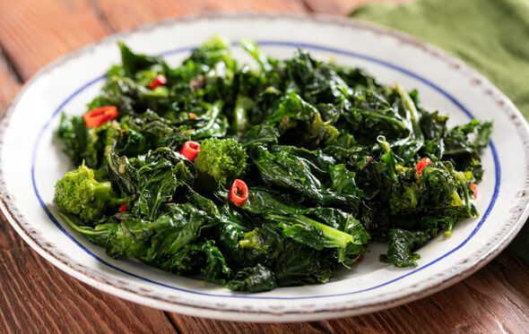 Almoço de Páscoa: prato com brócolos e couve salteados.
