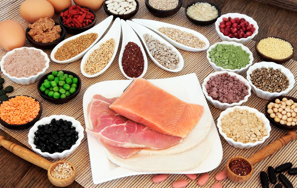 Alimentos ricos em nutrientes e variedade equilibram saúde e perda de peso em 2026.
