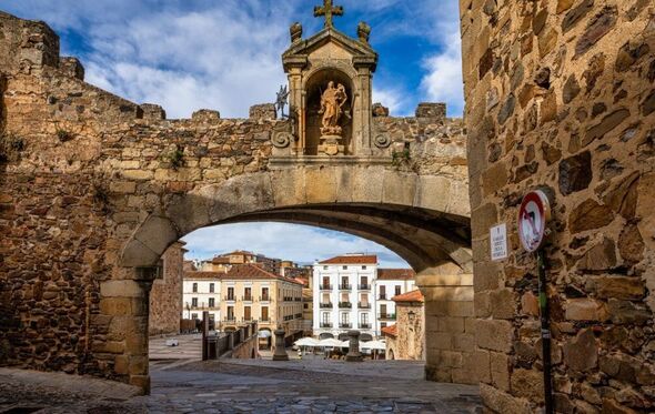 Cáceres, destino turístico com arquitetura histórica e cultural perto de si