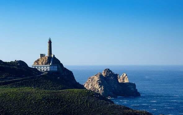 Farol no cabo, perto de destinos inesquecíveis para visitar
