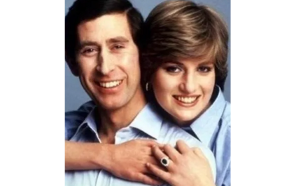 Carlos e Diana, com o seu icónico anel de noivado