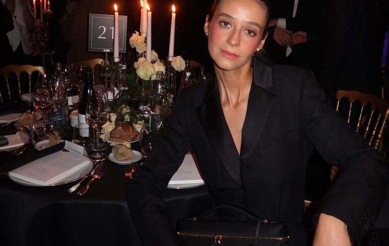 Victoria Federica exibe acessório muto especial alusivo à princesa Diana, em evento da alta sociedade em Paris