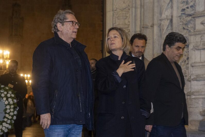 António Sala e Paula Lobo Antunes na cerimónia fúnebre de António Lobo Antunes no Mosteiro dos Jerónimos, com família e amigos.