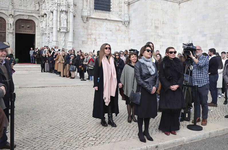 A viúva, Cristina Ferreira de Almeida, ao lado das três filhas de Lobo Antunes