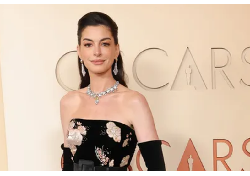 Anne Hathaway em Valentino