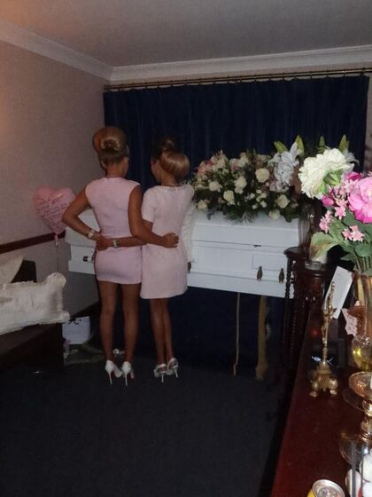 Sophie-May com a filha mais nova, Precious-Belle, em frente ao caixão de Princess