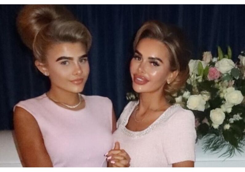 Sophie-May com a filha mais nova, Precious-Belle, em frente ao caixão de Princess