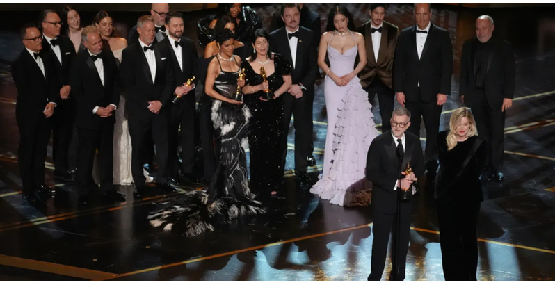  Paul Thomas Anderson e produtora Sara Murphy quando receberem o Óscar de Melhor Filme para 'Batalha Atrás de Batalha'