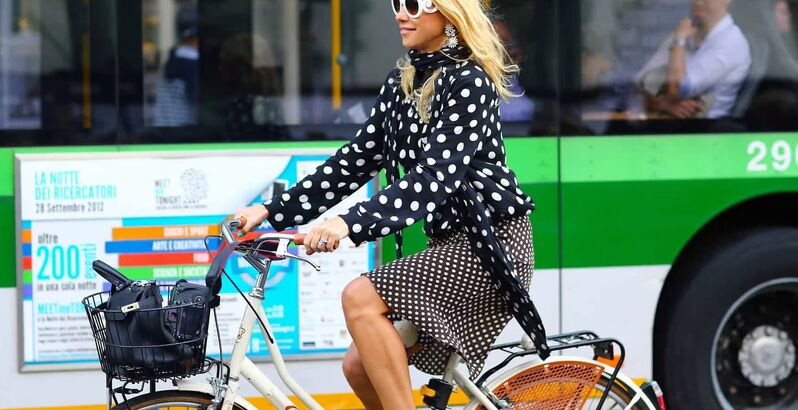 Polka dots: um padrão clássico reinventado que está a dominar esta primavera