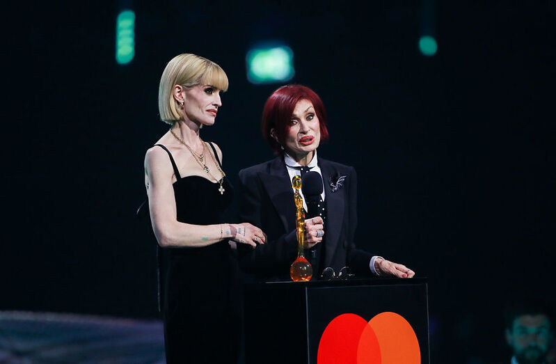 Kelly Osbourne e a mãe, Sharon Osbourne, no dia 28 de fevereiro nos BRIT Awards