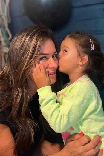 Que ternura! Nem a filhota de Cláudia Vieira resistiu ao peluche do macaco Punch