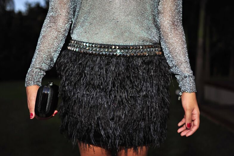 Saias dos anos 90 regressam com brilho, penas e clutch preta