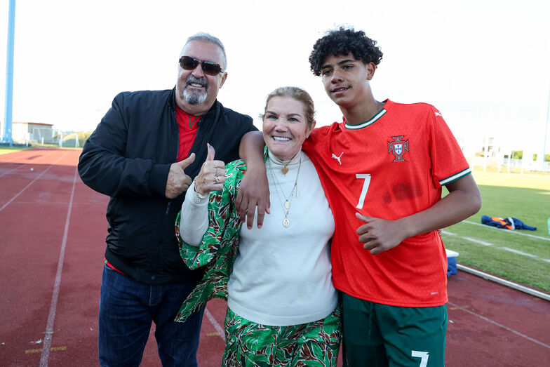 Dolores Aveiro com a família veste a camisola da seleção nacional