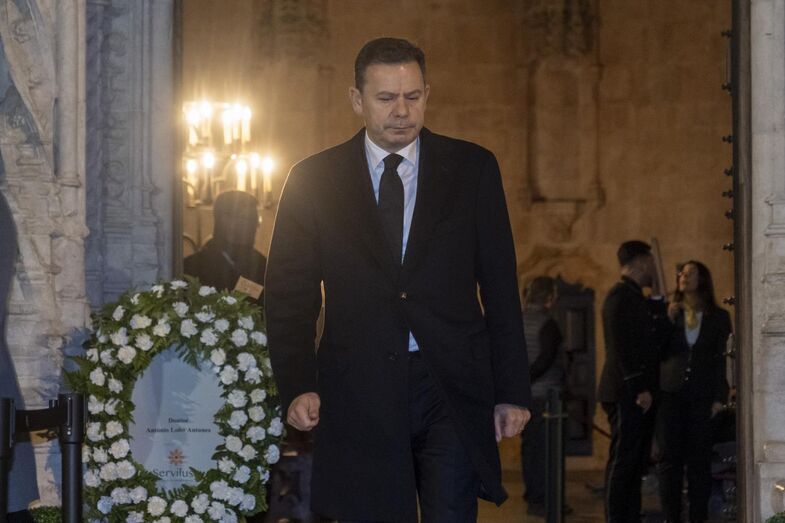 Luís Montenegro na cerimónia fúnebre de António Lobo Antunes no Mosteiro dos Jerónimos, com a presença de familiares e amigos