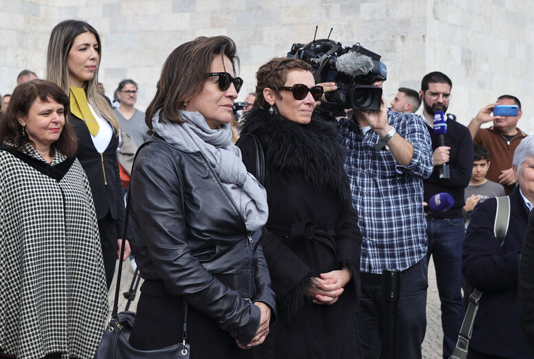 A viúva, Cristina Ferreira de Almeida, ao lado das três filhas de Lobo Antunes