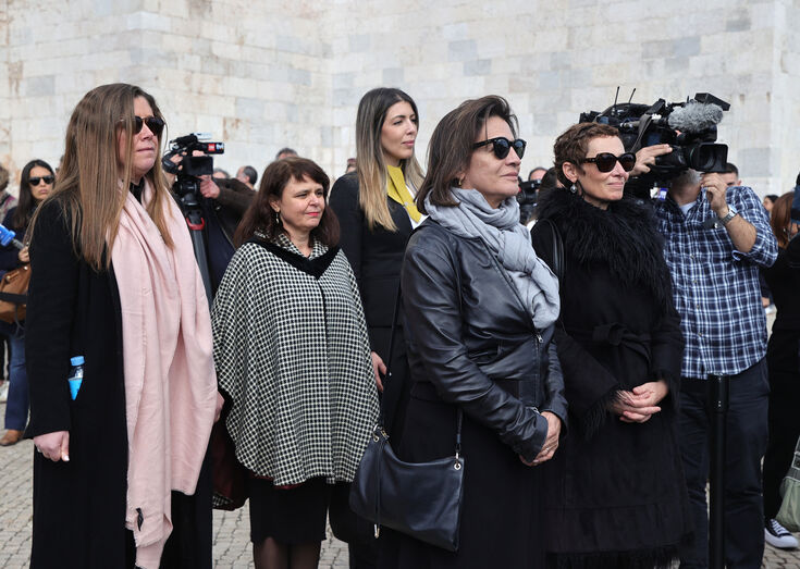 Cristina Ferreira de Almeida com as três filhas de Lobo Antunes