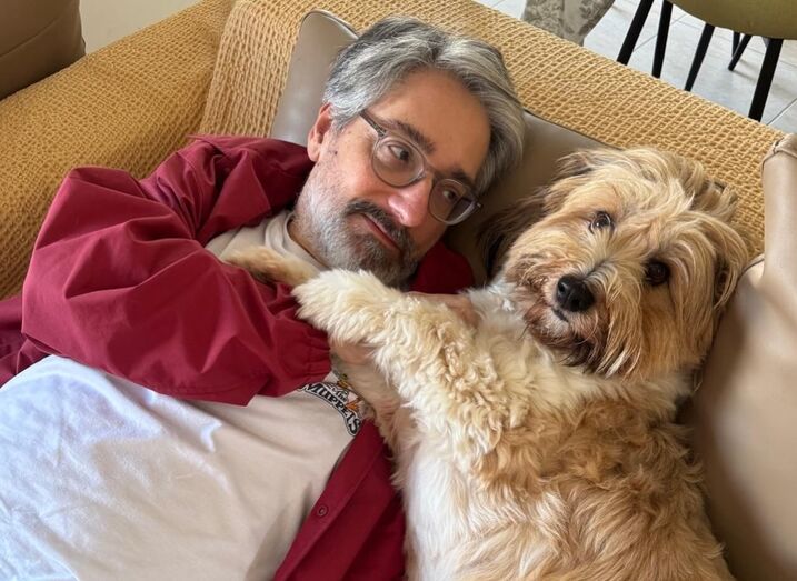 Nuno Markl em recuperação com o seu cão, após noite no hospital