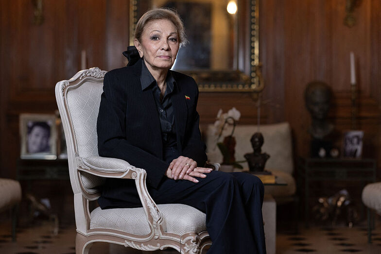 Farah Diba, ex-imperatriz do Irão, exilada em Paris, mantém viva a história e cultura do seu país