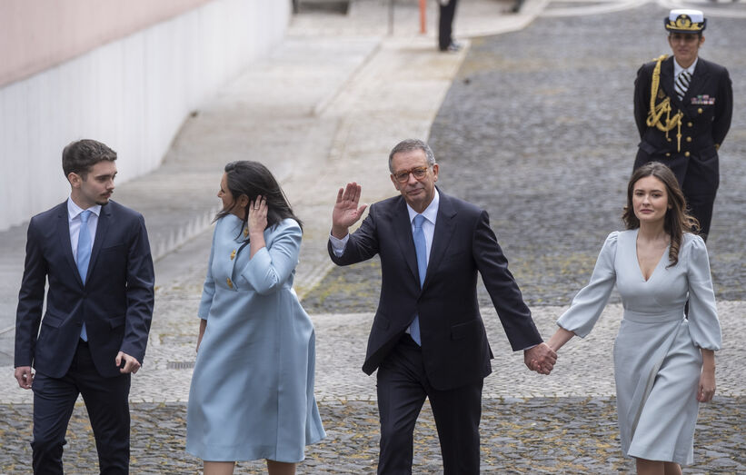 António José Seguro toma posse com a família, vestidos em tons de azul