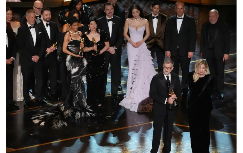  Paul Thomas Anderson e produtora Sara Murphy quando receberem o Óscar de Melhor Filme para 'Batalha Atrás de Batalha'