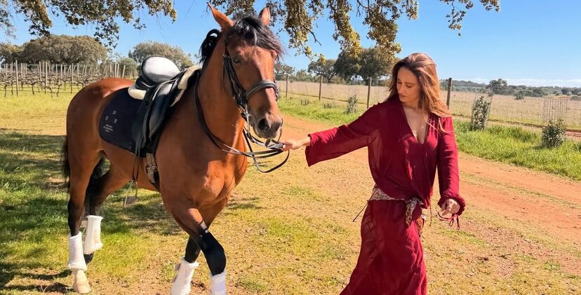 Rita Pereira festeja aniversário no Alentejo com cavalos e natureza.
