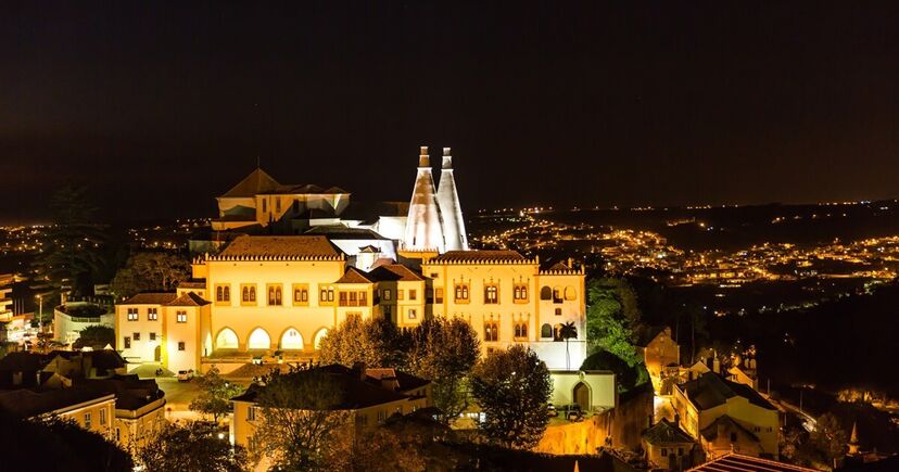 Palácio de Sintra ilumina a noite para uma ocasião especial